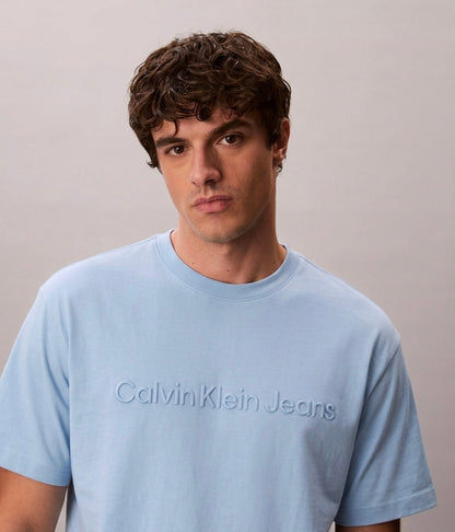 Calvin Klein Jeans – Monologo Embossed T-Shirt in Light Blue