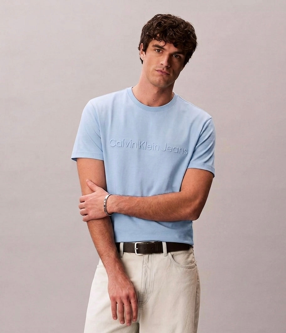 Calvin Klein Jeans – Monologo Embossed T-Shirt in Light Blue